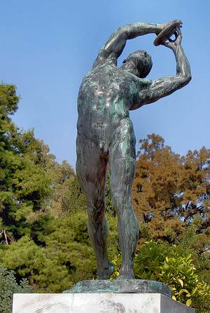 Statue eines Diskuswerfers vor dem Panathenisches Stadion in Athen