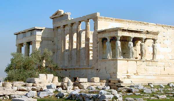Das Erechtheion (nach dem mythischen Knig Erechtheus) mit der Korenhalle ist der zweitgrte Tempel auf der Akropolis in Athen. Das Dach der Korenhalle wird von sechs Mädchenstandbildern getragen.