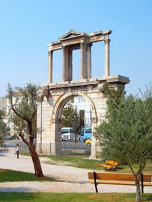 Das von Kaiser Hadrian errichtete Hadrianstor in Athen. Das Tor steht neben dem Tempel des Olympischen Zeus