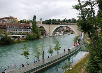Brenpark in Bern mit dem Brengraben: Die Berner Bren leben in einem Park von 6000 m2 Flche am Ufer der Aare.