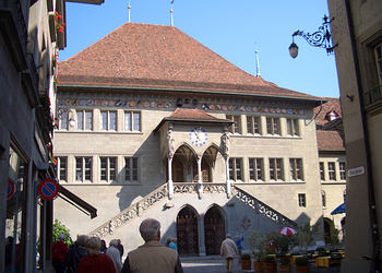 Historisches Rathaus Bern mit Auentreppe getrennt rechtslinks fr Gute und Schlechte Menschen