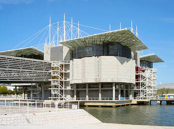 Das Ozeanarium (Oceanrio de Lisboa) im Park der Nationen am Ufer des Tejo in Lissabon