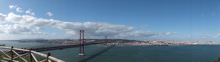 Vom Aussichtspunkt an der Cristo Rei Statue bietet sich ein herrlicher Panoramablick ber Lissabon