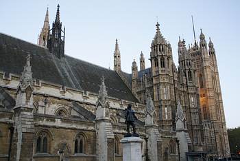 Westminster Abbey ist eine Kirche in London. Traditionell werden hier die Knige von England gekrnt und beigesetzt