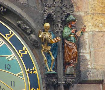 Der Tod und der Trke an der astronomischen Uhr in Prag