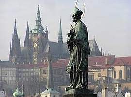 Statue des Heiligen Nepomuk auf der Karlsbrcke in Prag