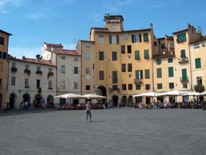 Piazza Anfiteatro in Lucca in Italien. Der Platz wurde auf den Mauern eines rmischem Amphitheaters gebaut