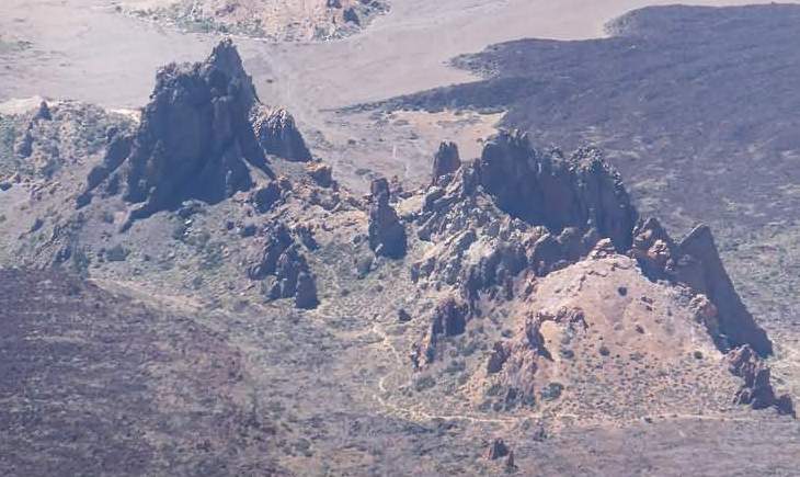 Blick vom Teide auf den Rundwanderweg um den Finger Gottes.