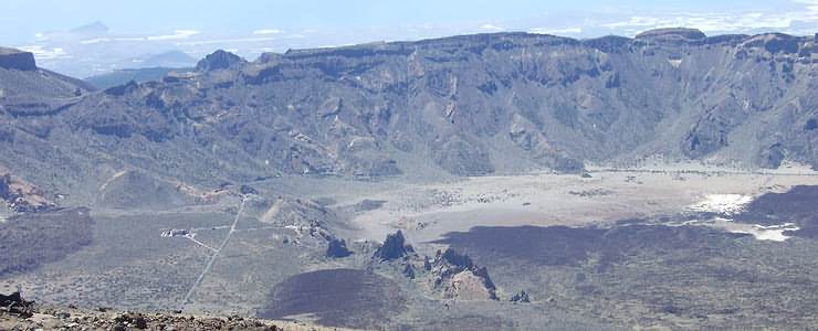 Blick vom Teide auf den Rundwanderweg um den Finger Gottes. Im Hintergrund die Südküste um den Flughafen rum