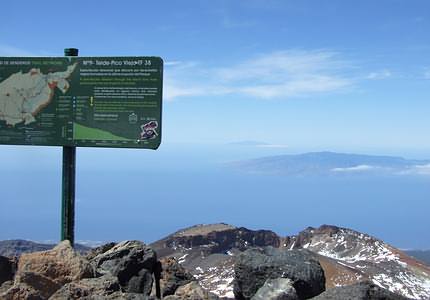 Aussicht auf den Nachbarvulkan sowie auf die Insel La Gomera bzw. La Palma