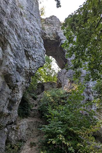Die H�lzerne Klinge bei Dollstein liegt direkt am Radweg und l�sst sich erklimmen.