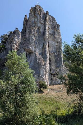 Rastplatz mit Blick auf den Burgstein bei Dollstein mit seinem Gipfelkreuz. 