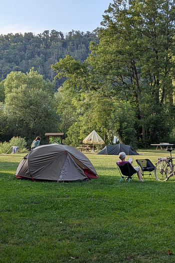 Campingplatz in Kipfenberg, viele Radfahrer mit eigenem Zelt.