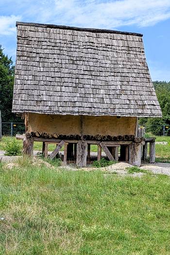 Eisenzeitliche Geh�ft im Arch�ologiepark.