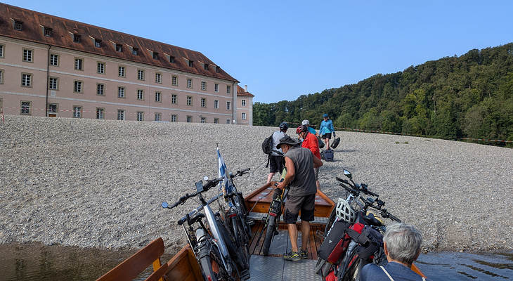 Mit der ersten Zillenfahrt am fr�hen Morgen ging es Richtung Kehlheim.