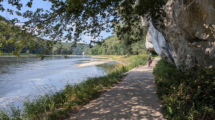 Weiter geht es auf dem Rad- und Wanderweg entlang der Donau noch ca. 3 Kilometer bis Kehlheim.