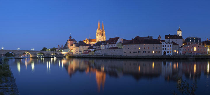 Panorama der Altstadt Regensburg bei Nacht / Urlaubsbild 24096949