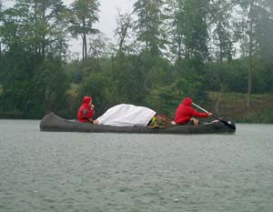 Volles Regenwetter beim Kanufahren - da mu? man durch