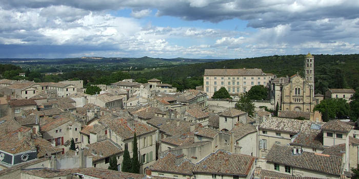 Uzes