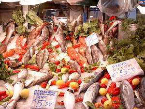 frischer Fisch in den Markthallen der Plaka