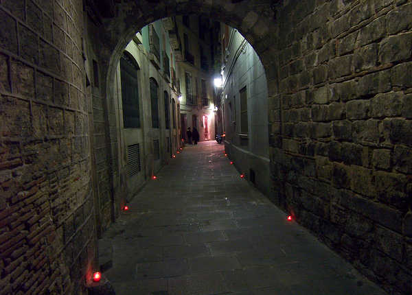 Beleuchtete Gasse in Barcelona