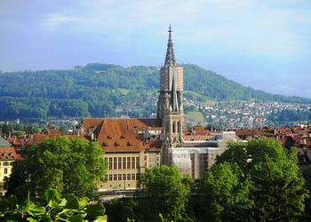 Altstadt Bern mit Mnser, Kirche St.Peter und Paul und der Hausberg Gurten im Hintergrund