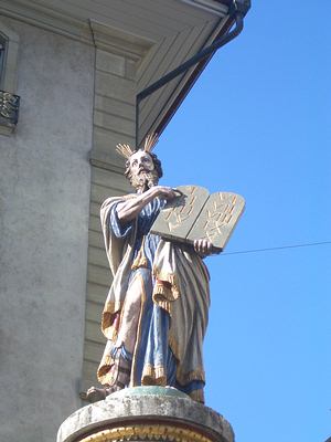 Der Mosesbrunnen steht auf dem Mnsterplatz in Bern und gehrt zu den Berner Altstadtbrunnen aus dem 16. Jahrhundert