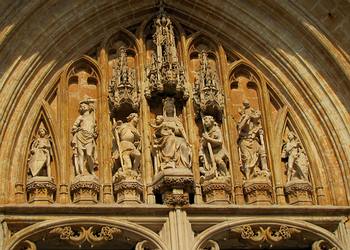 Bogenfeld des gotischen Hauptportals der Kirche Notre-Dame du Sablon