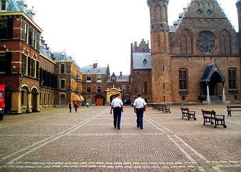 Der Binnenhof -Innerer Hof- ist ein Gebudekomplex im Zentrum von Den Haag und stellt den rumlichen Mittelpunkt der niederlndischen Politik