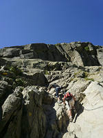 Ein paar Ketten als Unterst?tzung. Nur noch oben �ber den Felsen und schon ist man am ersten (Lac de Melo) der 2 Seen angelangt.