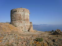 Der sehr gut erhaltene Genuesenturm - 300 Meter �ber dem Meeresspiegel.