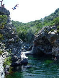 Und nicht nur sch�ne Badepl�tze, sondern auch gute M�glichkeiten f�r den ein oder anderen Sprung vom Felsen.