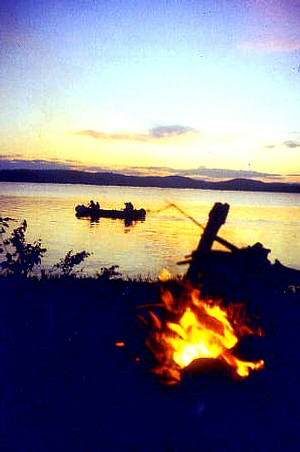 Lagerfeuerromantik am Abend in Schweden