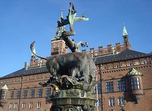 Rathaus Kopenhagen mit Drachenspringbrunnen