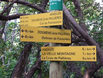 Wegweiser zu den Dolmen bei Anduze