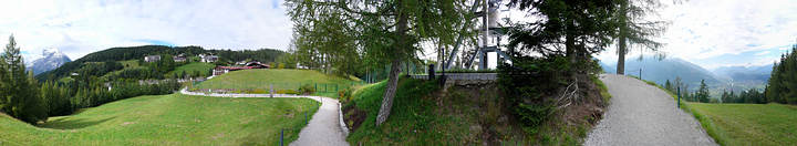 Inntal in Tirol mit Blick von Mösern aus auf die Hohe Munde. Aufgenommen im Spätsommer neben der Friedensglocke