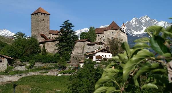 Schloß Tirol bei Meran