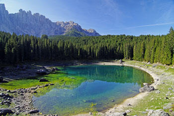 Karersee, gr�ne Lagune der Dolomiten  / Bild 17558392