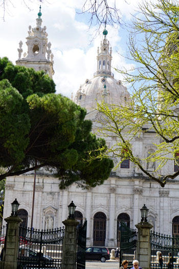 Die Basílica da Estrela, aufgenommen aus er Parkanlage Jardim de Estrela.