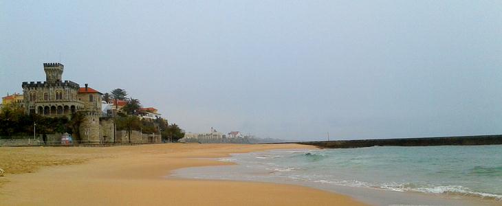 Badestrand von Estoril gleich hinter dem Bahnhof - bei Regen nicht viel los