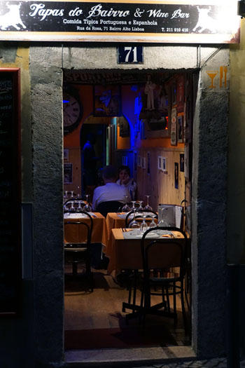 Lissabon am Abend bzw. Nachts. Weinstube und Tapas Bar