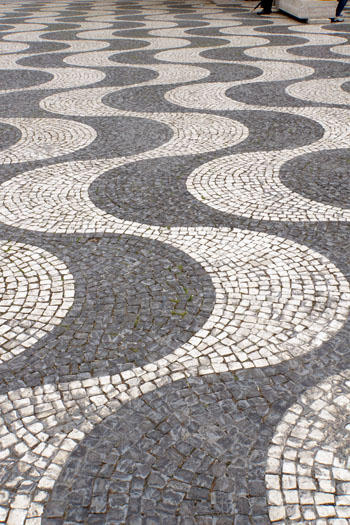 Wellenmuster auf dem Platz Praça Dom Petro IV.