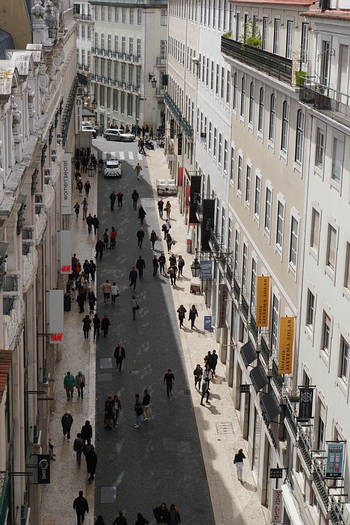 Shopping in Lissabon: Einkaufsstrasse unterhalb des Elevador de Santa Justa