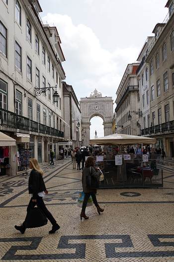Shopping in Lissabon: Einkaufsstrasse Rua Auguste direkt hinter dem Praca do Comercio