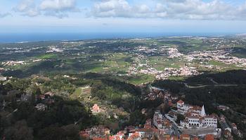 Sintra: Vom Castello ein toller Blick auf Sintra und im Hintergrund das Meer