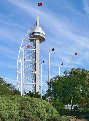 Der Turm Torre Vasco da Gama im Park der Nationen in Lissabon am Ufer des Tejo