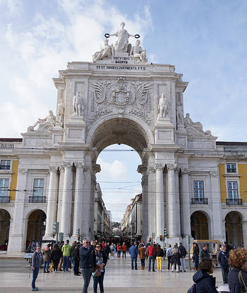 Der 1875 fertiggestellte Triumphbogen Arco Triunfal da Rua Augusta mit Marmorstatuen berühmter Persönlichkeiten