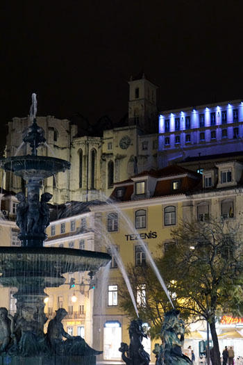 Rossio: Platz Praça Dom Petro IV. Rossio: Blick in Richtung der Klosterruine Convento do Carmo