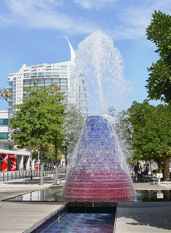 Ein Brunnen an der Hauptallee im Park der Nationen von Lissabon