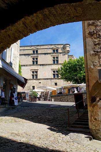 Enge Gassen in Gordes und das Château de Gordes